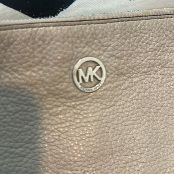 Michael Kors Leather Bone Wristlet - Picture 4 of 7